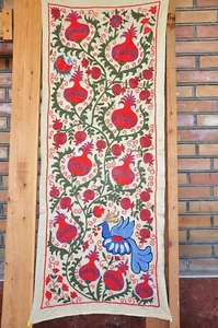 Corredor de mesa Suzani, bordado floral granada uzbeko, hecho a mano, seda, rojo - Imagen 1 de 8