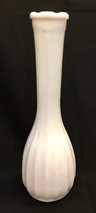 Vaso da fiori vintage in vetro bianco latte CLG Co 8,5" - Foto 1 di 7
