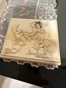 NINETEENTH CENTURY JAPANESE SHIBAYAMA BOX A GEISHA & 2 MAN PLAYING MUSIC SIGNED. - Picture 1 of 11