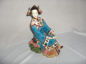 Vntg Antique Very Detailed Porcelain Chinese Seated Woman Figurine Signed RARE - Picture 1 of 10