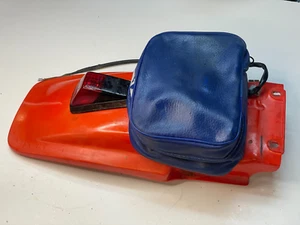 Guardabarros trasero Honda XR200R 1984 con bolsa de herramientas y luz trasera XR 200 R - Imagen 1 de 12