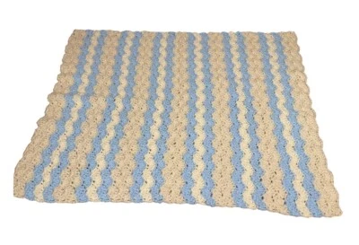 Manta bebé azul claro y blanco punto ganchillo mediana suave acogedora cálida Foto 1 de 4