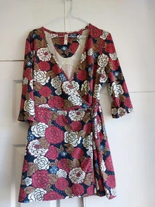 Weird Fish Größe 12 UK Damen-Bluse weiß rot braun blau Blumenmuster gebunden - Bild 1 von 3