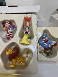 Vintage 4er Set Grolier Disney Ornamente, Mickey Mouse, Schneewittchen, Simba & Genie - Bild 1 von 7