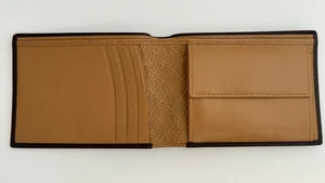 CARTERA DOBLE PLIEGUE DE CUERO CRUZADO A. T. (3,5" X 5") - NUEVO STOCK ANTIGUO #AC194-1 - Imagen 1 de 4