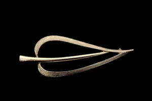 VINTAGE 1966 SARAH COVENTRY "SIMPLICITY" BROOCH - Picture 1 of 4