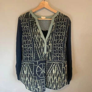 Anthropologie Tiny Shirt Damen Medium Oberteil blau Geometrisches Muster Langarm Roll-Etikett - Bild 1 von 14