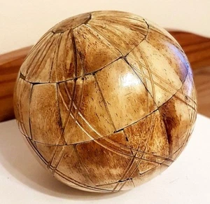 Knochenkugel 4 3/16" Durchmesser Verschiedene Brauntöne, handgeschnitzte Linien von oben nach unten. - Bild 1 von 3