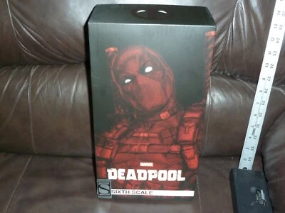 DEADPOOL SIDESHOW 收藏品 2015 年独家 12 英寸塑像盒装物品 # 10078 — 第 1/4 张图片