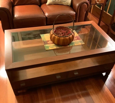 Двухцветный современный коктейльный стол Stickley Metropolitan Collection из вишни  - Изображение 1 из 4