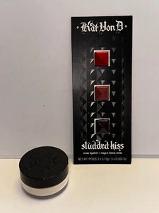 Polvo de ajuste de larga duración KAT VON D en muestreador de lápiz labial TRANSLÚCIDO/tachonado Kiss - Imagen 1 de 1