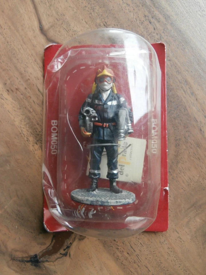 FIGURINE Delprado : POMPIER CONTRE LES INCENDIES DE FORÊT TENU DE FEU (FRANCE) - Photo 1/1
