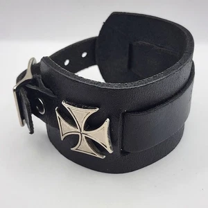Brazalete de cuero negro con hebilla de cruz plateada motociclista rockero gótico - Imagen 1 de 6