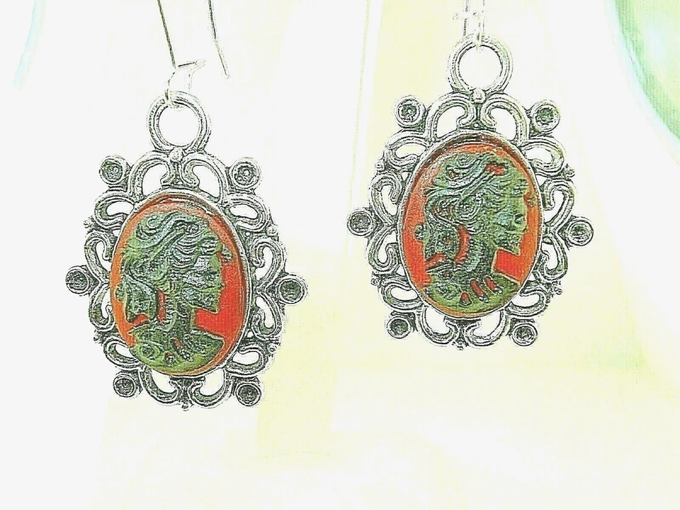 Nuevos Pendientes colgantes Mirabelle esqueleto rojo camafeo tono plata 2-1/8" de largo Foto 1 de 3