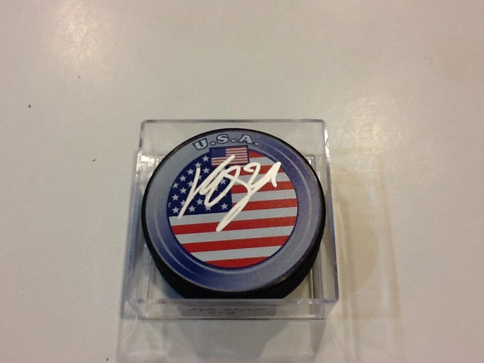 Equipo firmado por Kyle Okposo EE. UU. Puck NY New York Islanders autografiado c Foto 1 de 1