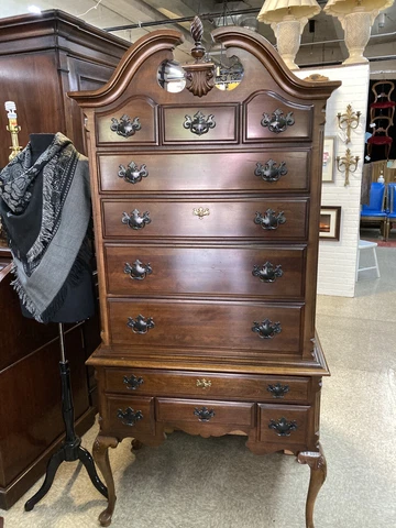 LEXINGTON HIGHBOY DRESSER - CHERRY FINISH - Very good to excellent condition￼ Cover