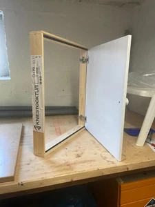 Eine Roto Kniestocktür 70 x 60. Türtafel weiss. Rahmen Holznatur wie abgebildet. - Bild 1 von 9