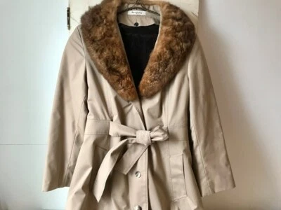 Abrigo Fleet Street de Colección Cuello de Piel Sintética Damas Talla S Cinturón Bronceado Trinchera Lluvia LEER Foto 1 de 4