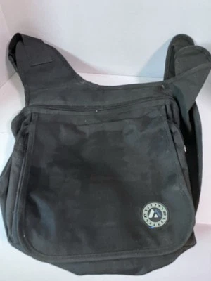 Bolsa de mensajero Everest negra de nailon es de 12" x 14" Foto 1 de 4