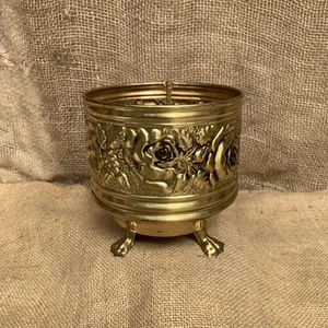 Vintage Round Brass Claw Foot Planter Embossed Roses Flowers 6" Made in England - Imagen 1 de 8