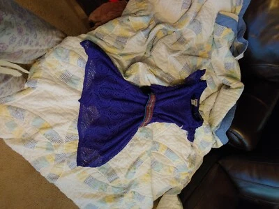 Vestido feminino por Emily West tamanho 7 roxo renda usado - Imagem 1 de 4