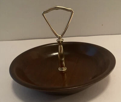 Cuenco de madera Mid Century con mango dorado Ozark Walnut Wood co. 8" mango color dorado Foto 1 de 4