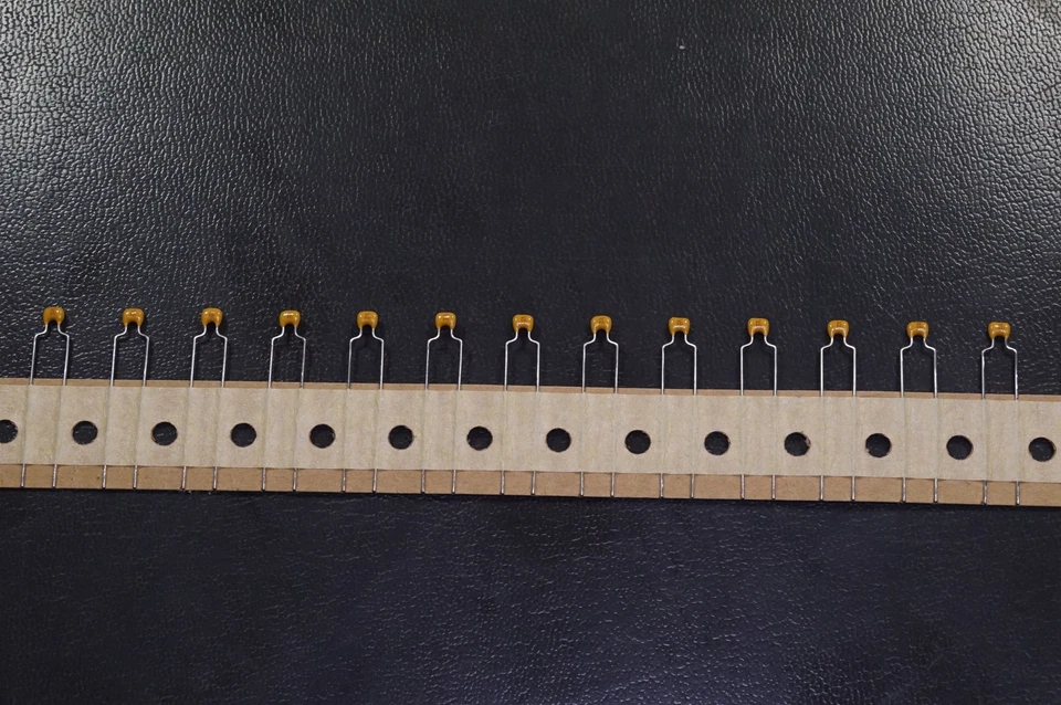 Lote de 29 condensadores cerámicos K331J15C0GF5TH5 BC Comp 50V 330pF 5% radial C0G NOS Foto 1 de 1