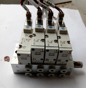 SMC VERTEILER MIT X3 SYJ514-5M MIT SYJ5140-5M VENTILEN - Bild 1 von 4