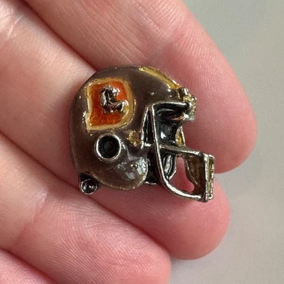 Pin de solapa esmaltada de casco “D” de los Denver Broncos de colección — equipo de la NFL tono dorado corbata Foto 1 de 3