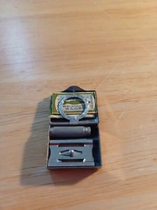 VINTAGE MINIATURE LAUREL LADIES BOUDOIR SHAVING SAFETY RAZOR & TIN BOX - Picture 1 of 8