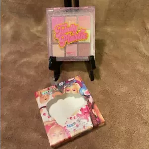 Totally Plastic, Totally 2000s, Pink Sunglasses (9) Color Eyeshadow Palette, NEW - Picture 1 of 5