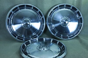 SET OF THREE 1971 1972 1973 FORD MUSTANG HUBCAPS WHEEL COVERS  14 INCH - Foto 1 di 5