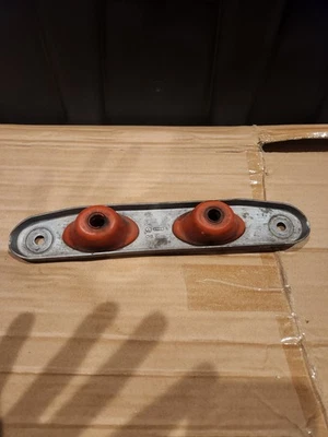 VOLKSWAGEN 2018-2024 SUSPENSIÓN DE ESCAPE TRASERO SOPORTE INFERIOR OEM Foto 1 de 4