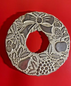Vintage Silber Untersetzer Weihnachten Stechpalme Kranz Obst Metallguss 8,5" - Bild 1 von 2