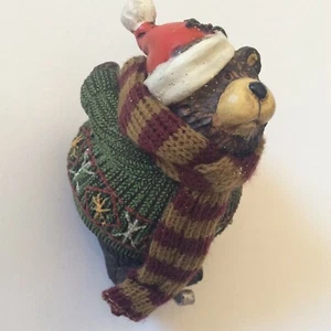 Oso marrón grueso esquí Navidad vacaciones adorno suéter verde bufanda tejida - Imagen 1 de 5