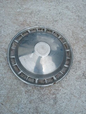 Tapacubos OE vintage 13 pulgadas 68-70 Toyota Corona, buen sobreviviente Foto 1 de 4