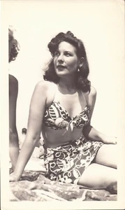 Fotos vintage de mujer en la playa en caja y negro alrededor de 1940x 3,5 x5 coleccionables - Imagen 1 de 2