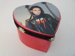 Ronnie Radke Scatola Decorativa a Forma di Cuore Rossa che Cade al rovescio - Foto 1 di 5