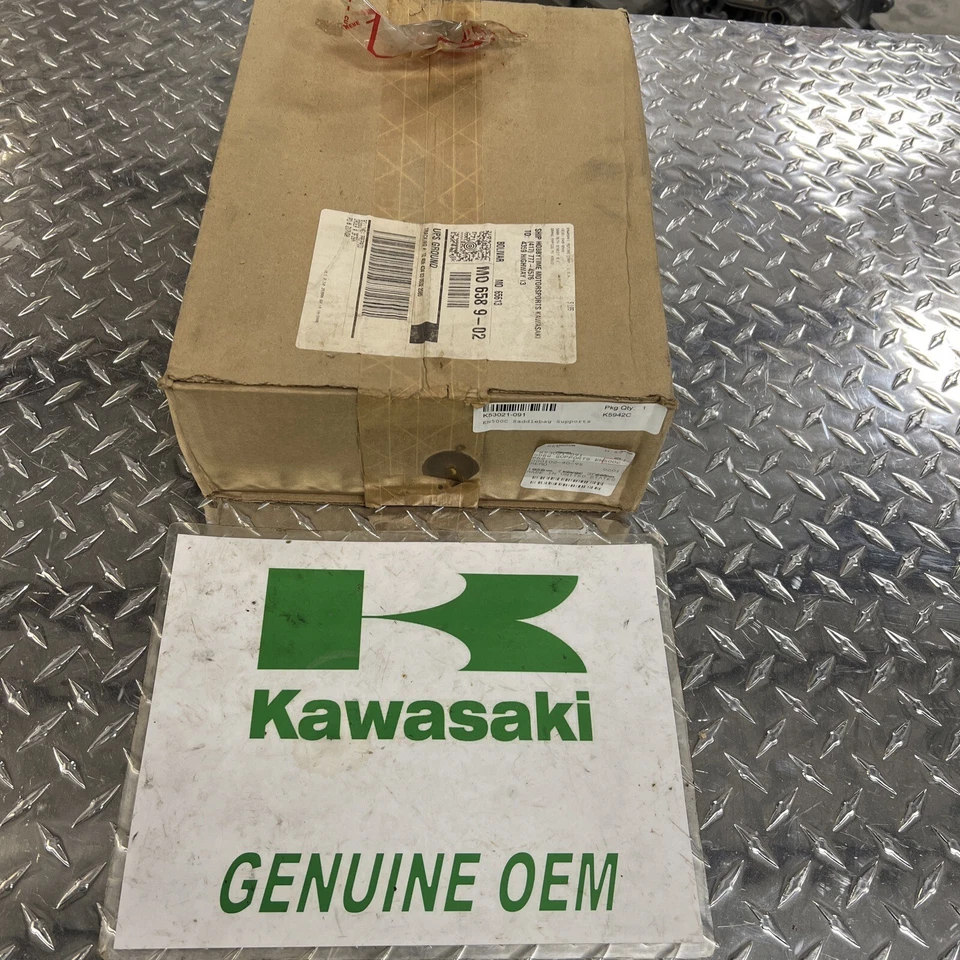 SUPORTE ALFORJE KAWASAKI VULCAN 500 LTD 1996-2009 K53021-091 - Imagem 1 de 4