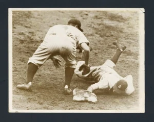 JULY 24, 1935 LOU GEHRIG TAGS PETE FOX ORIGINAL WIRE PHOTO CAPTIONED WORLD CHAMP - Picture 1 of 3