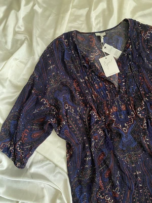 NUEVO CON ETIQUETAS Blusa Campesina Joie Vandrea Azul Marino Estampado Paisley Seda Transparente Boho Grande Foto 1 de 4