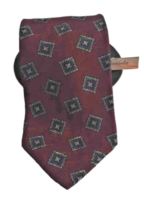 Savile Row Silk ~~Carmesí con Diseño Geométrico Verde/Dorado~ Corbata 59 1/2” X 4” Foto 1 de 4