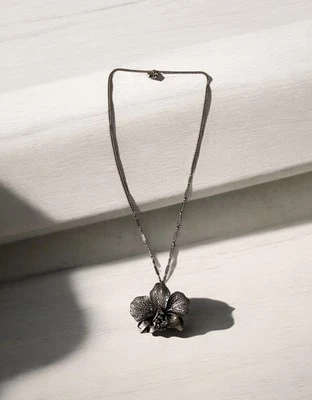 Ожерелье с подвеской в виде ископаемого цветка с подписью бижутерия полированное серебристое 32 дюйма - Изображение 1 из 4