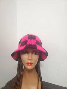 Cappello a secchio nero e rosa caldo all'uncinetto a scacchi festival boho hippie fatto a mano - Foto 1 di 7