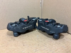 06 07 SUZUKI GSXR 600 750 OEM FRONT BRAKE CALIPERS WITH PADS TOKICO - Picture 1 of 7