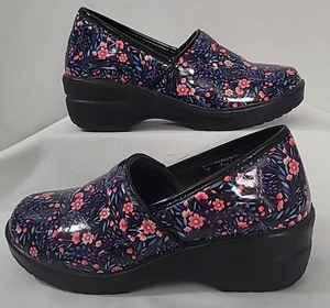 Zuecos de trabajo EASY WORKS by EASY STREET LAURIE para mujer charol negro floral talla 7W - Imagen 1 de 5