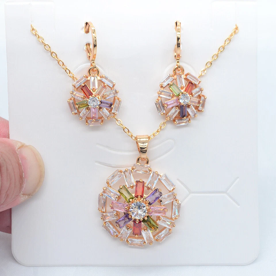 Conjunto de joyas colgantes y pendientes redondos de topacio arco iris relleno de oro amarillo de 18 quilates para mujer Foto 1 de 2