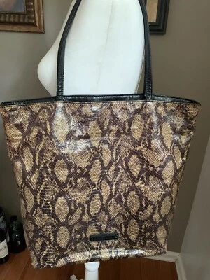 BCBGeneration bolsa tote market com estampa de cobra 12x14x4” marrom preta - Imagem 1 de 4
