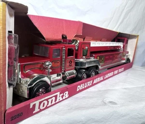 Vintage Tonka Toys No.2250 Deluxe Aerial Ladder Fire Truck In Original Box - Picture 1 of 18