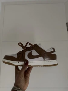 Nike Dunk Low In Der Farbe Phantom Ale Brown - Bild 1 von 4